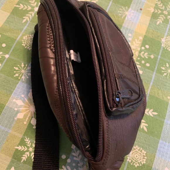 Closing account make an offer or goes to goodwill***** Fannie pak purse**** - Picture 2 of 4